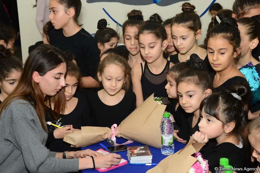 Members of Azerbaijan's national rhythmic gymnastics team meet with young athletes (PHOTO)