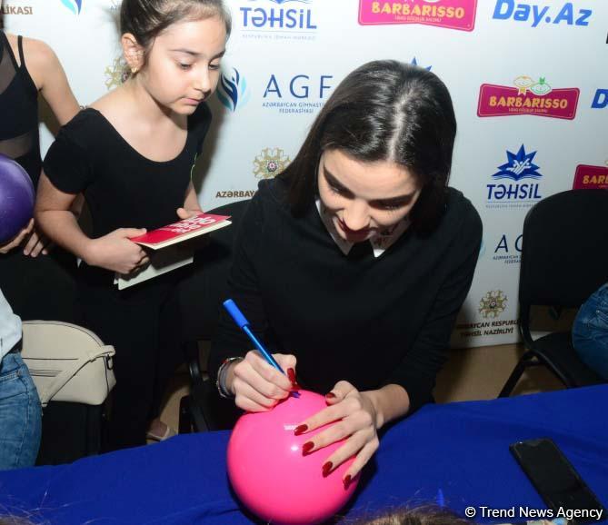 Members of Azerbaijan's national rhythmic gymnastics team meet with young athletes (PHOTO)