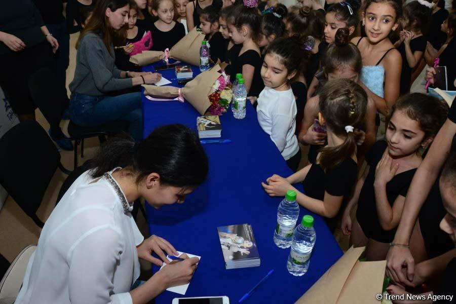 Members of Azerbaijan's national rhythmic gymnastics team meet with young athletes (PHOTO)