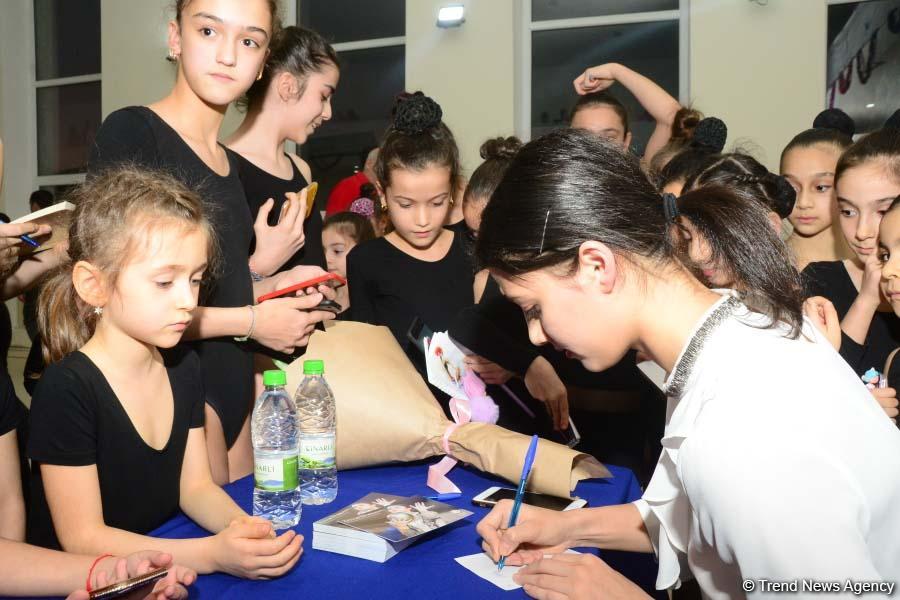 Members of Azerbaijan's national rhythmic gymnastics team meet with young athletes (PHOTO)