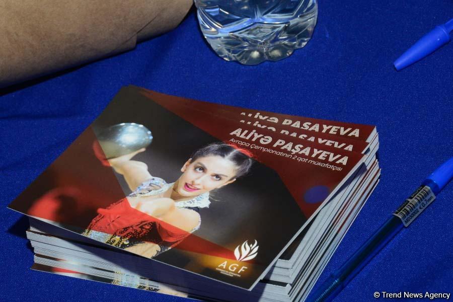 Members of Azerbaijan's national rhythmic gymnastics team meet with young athletes (PHOTO)