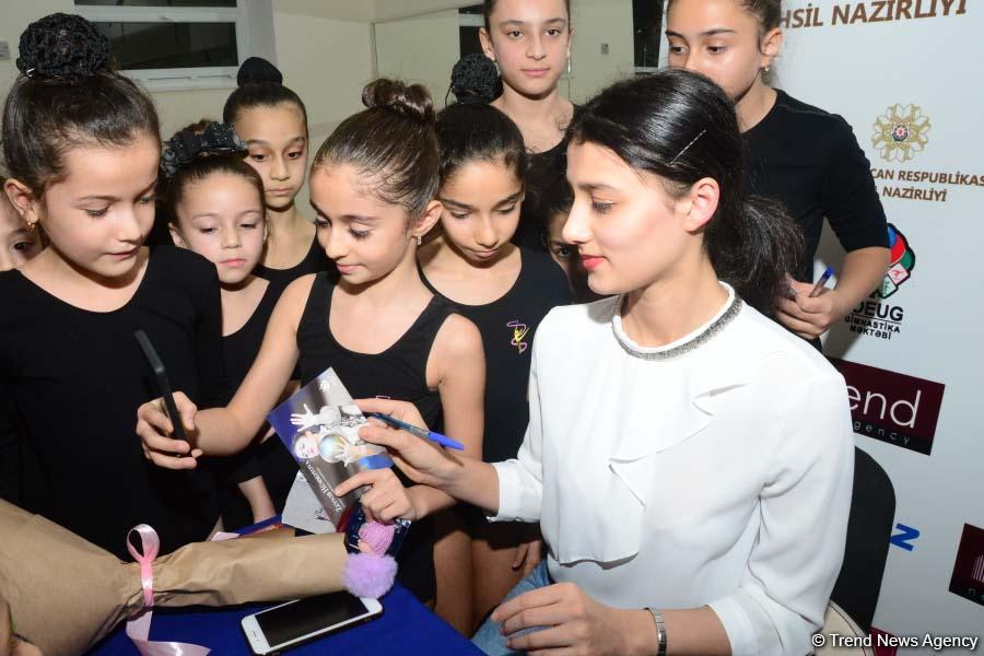 Members of Azerbaijan's national rhythmic gymnastics team meet with young athletes (PHOTO)