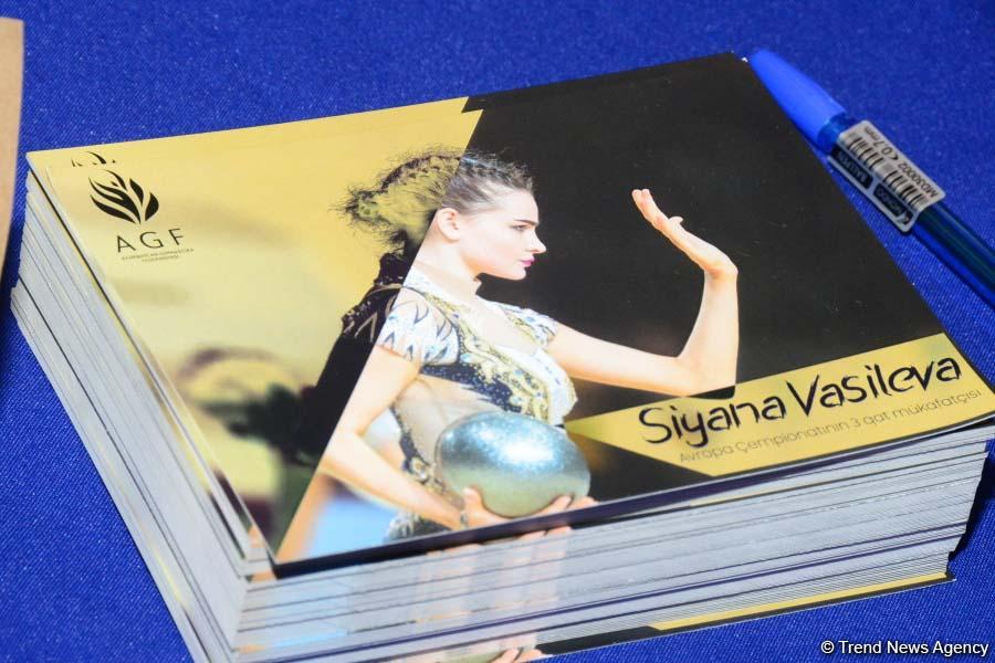 Members of Azerbaijan's national rhythmic gymnastics team meet with young athletes (PHOTO)