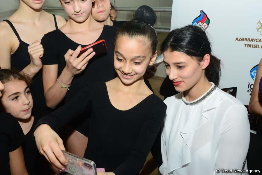 Members of Azerbaijan's national rhythmic gymnastics team meet with young athletes (PHOTO)