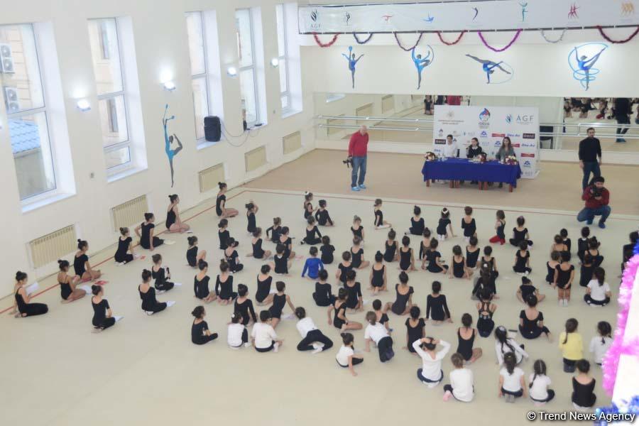 Members of Azerbaijan's national rhythmic gymnastics team meet with young athletes (PHOTO)