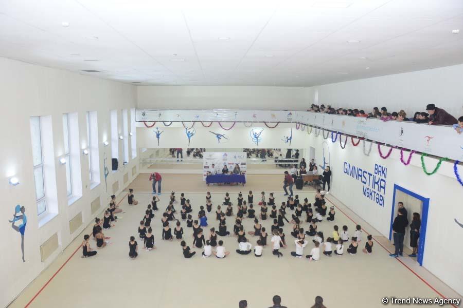 Members of Azerbaijan's national rhythmic gymnastics team meet with young athletes (PHOTO)