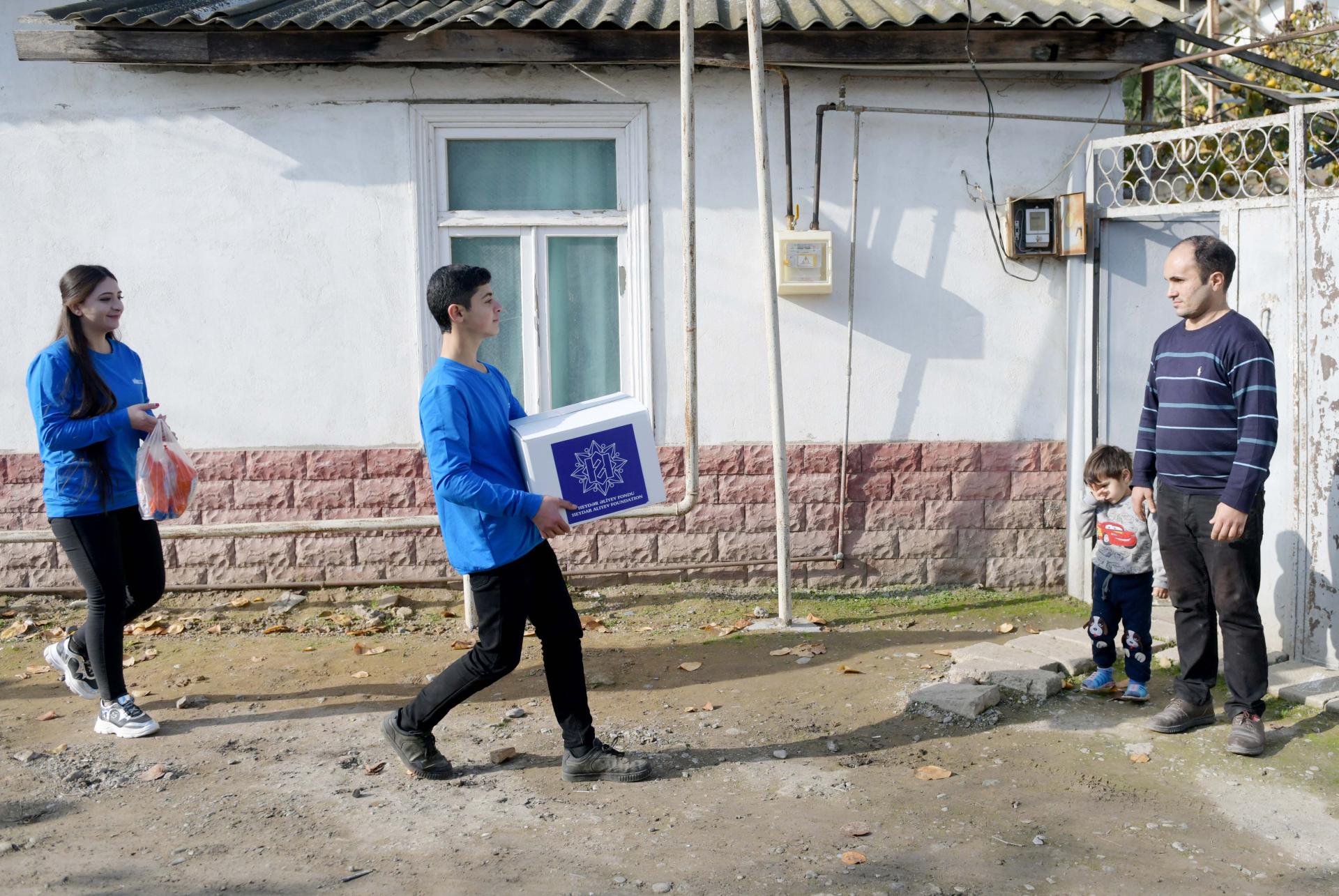 Heydar Aliyev Foundation distributes holiday gifts to low-income families (PHOTO)