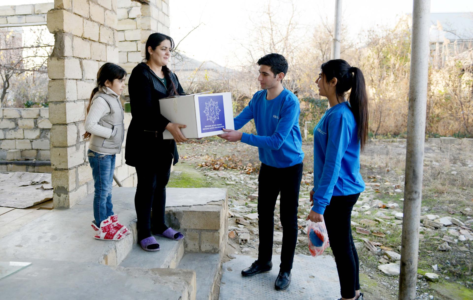 Heydar Aliyev Foundation distributes holiday gifts to low-income families (PHOTO)