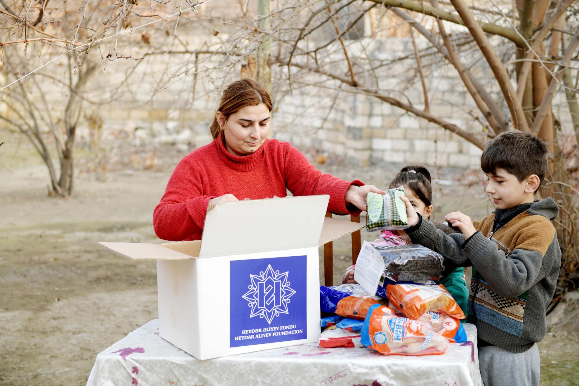 Heydar Aliyev Foundation distributes holiday gifts to low-income families (PHOTO)