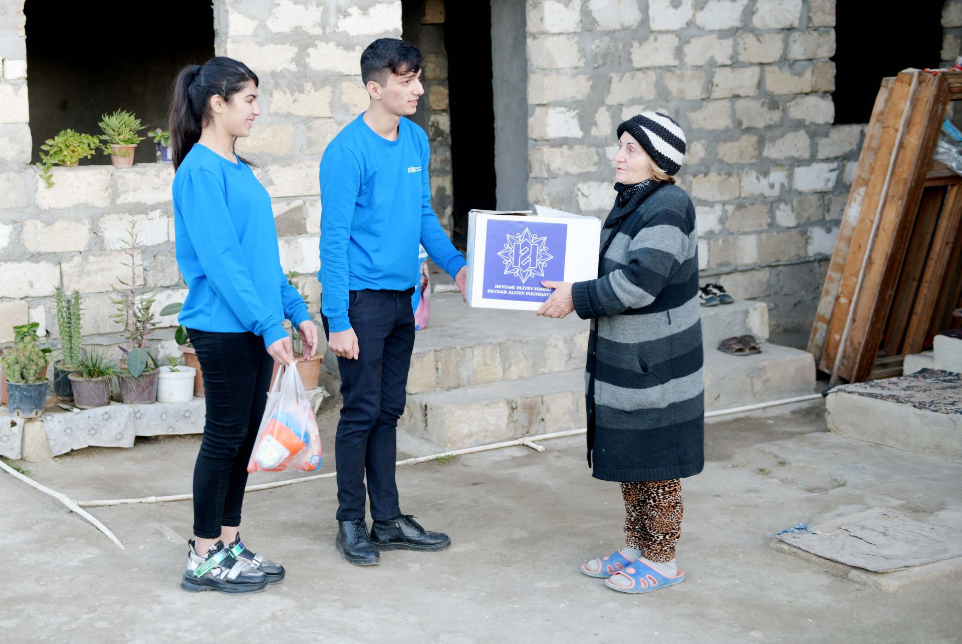 Heydar Aliyev Foundation distributes holiday gifts to low-income families (PHOTO)