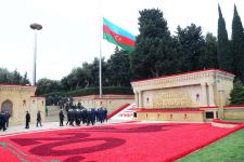 Azerbaijani public paying tribute to January 20 victims (PHOTO)