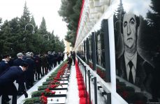 Azerbaijani public paying tribute to January 20 victims (PHOTO)