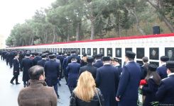 Azerbaijani public paying tribute to January 20 victims (PHOTO)