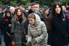 Azerbaijani public paying tribute to January 20 victims (PHOTO)