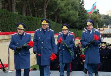 Azerbaijani public paying tribute to January 20 victims (PHOTO)