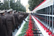 Azerbaijani public paying tribute to January 20 victims (PHOTO)