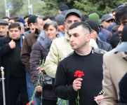 Azerbaijani public paying tribute to January 20 victims (PHOTO)