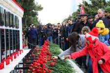 Azerbaijani public paying tribute to January 20 victims (PHOTO)