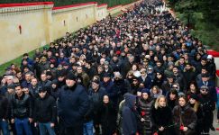 Azerbaijani public paying tribute to January 20 victims (PHOTO)