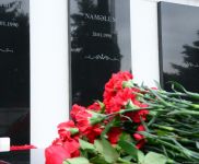Azerbaijani public paying tribute to January 20 victims (PHOTO)