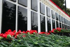 Azerbaijani public paying tribute to January 20 victims (PHOTO)