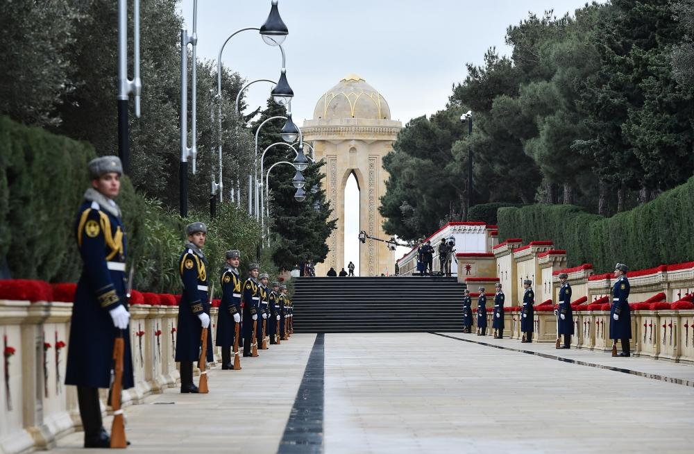 Azerbaijani president, first lady pay tribute to January 20 martyrs (PHOTO/VIDEO)