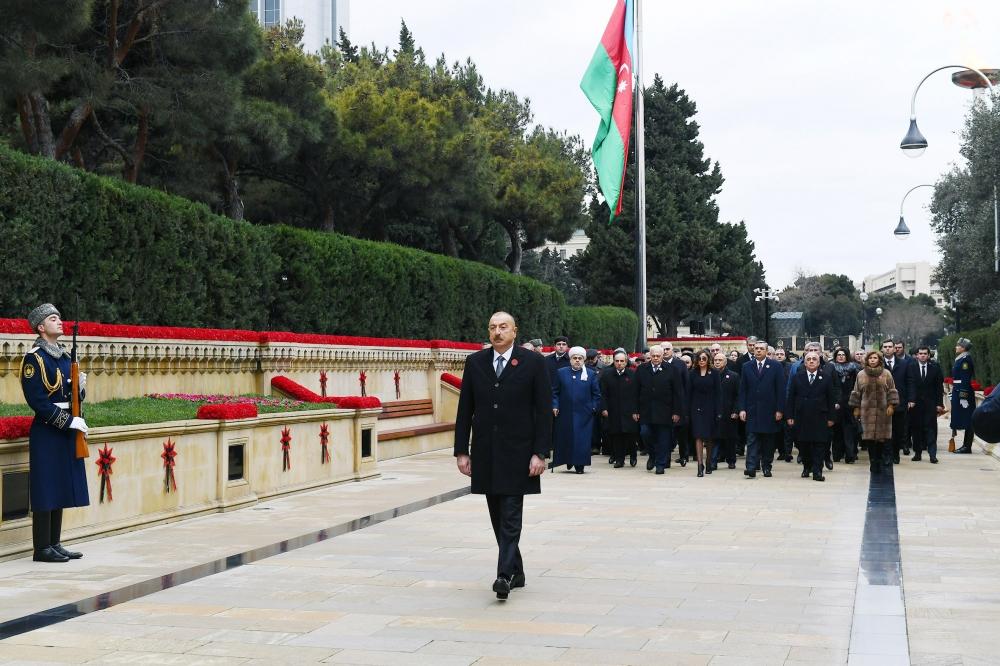 Azerbaijani president, first lady pay tribute to January 20 martyrs (PHOTO/VIDEO)