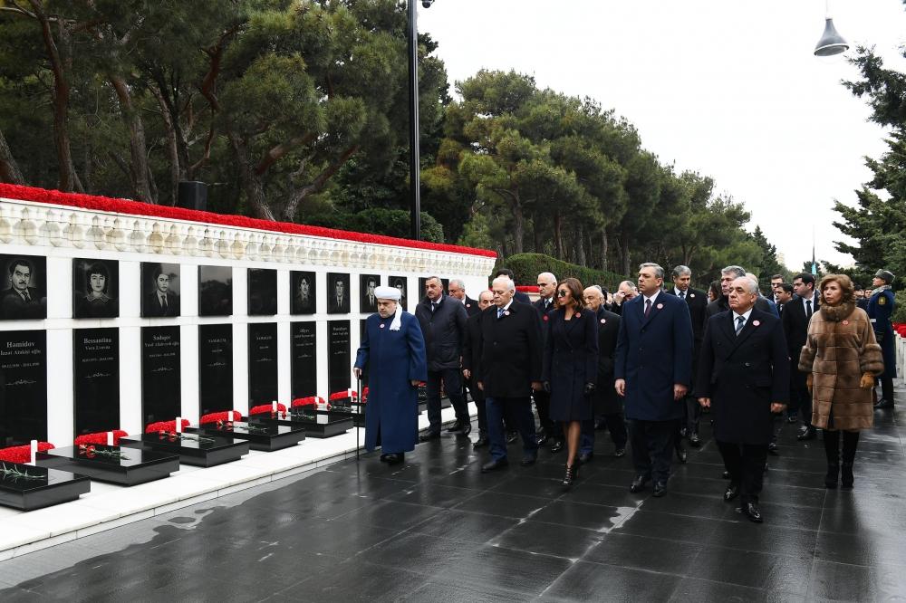 Azerbaijani president, first lady pay tribute to January 20 martyrs (PHOTO/VIDEO)