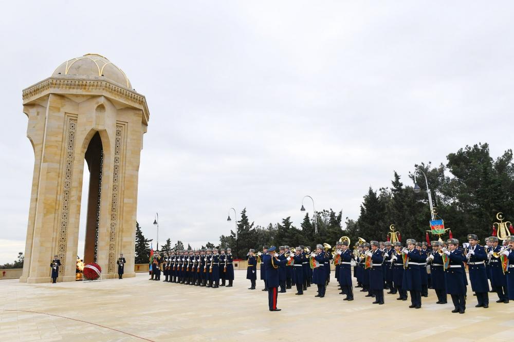 Azerbaijani president, first lady pay tribute to January 20 martyrs (PHOTO/VIDEO)