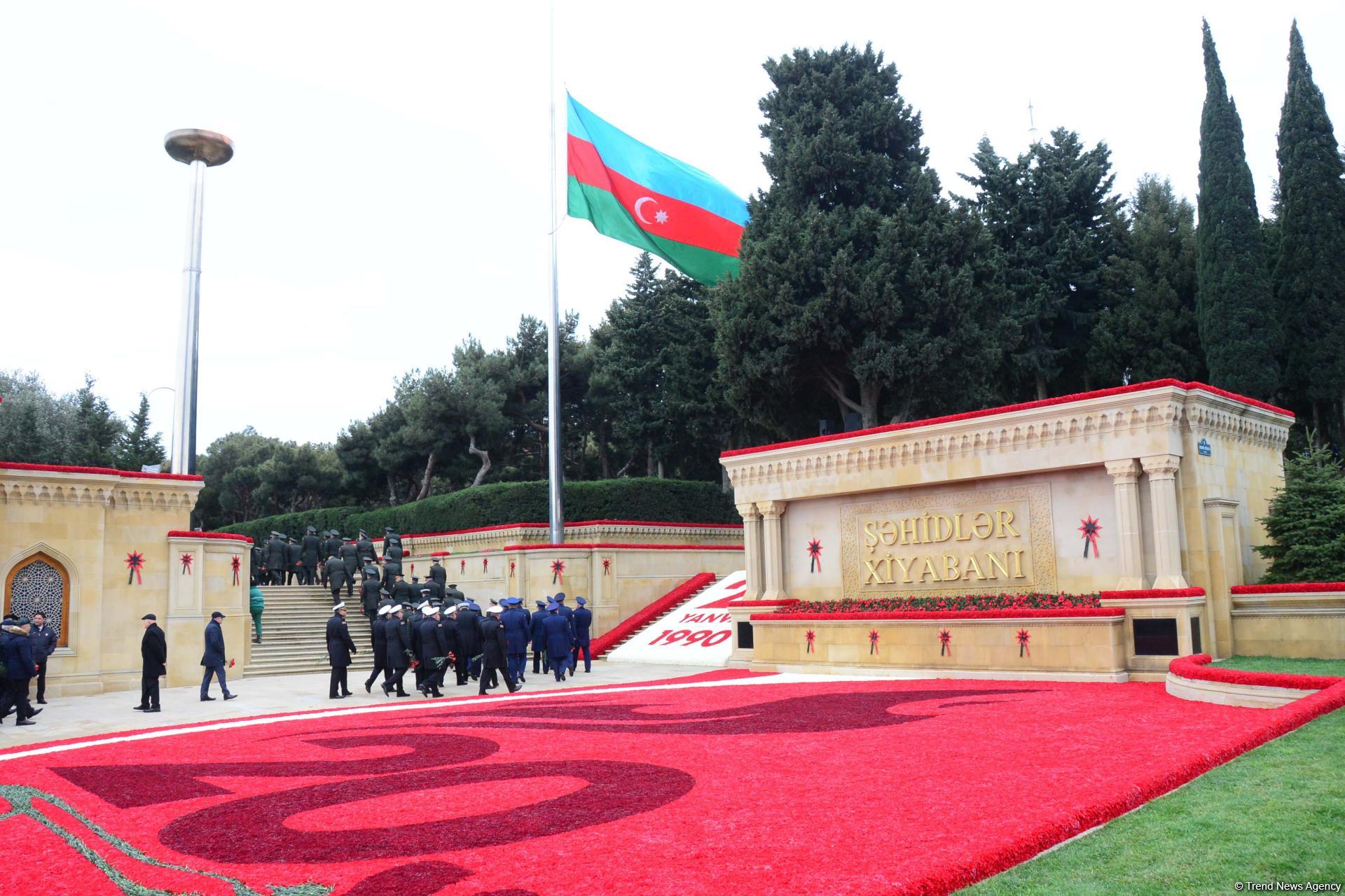 Azerbaijani public paying tribute to January 20 victims (PHOTO)