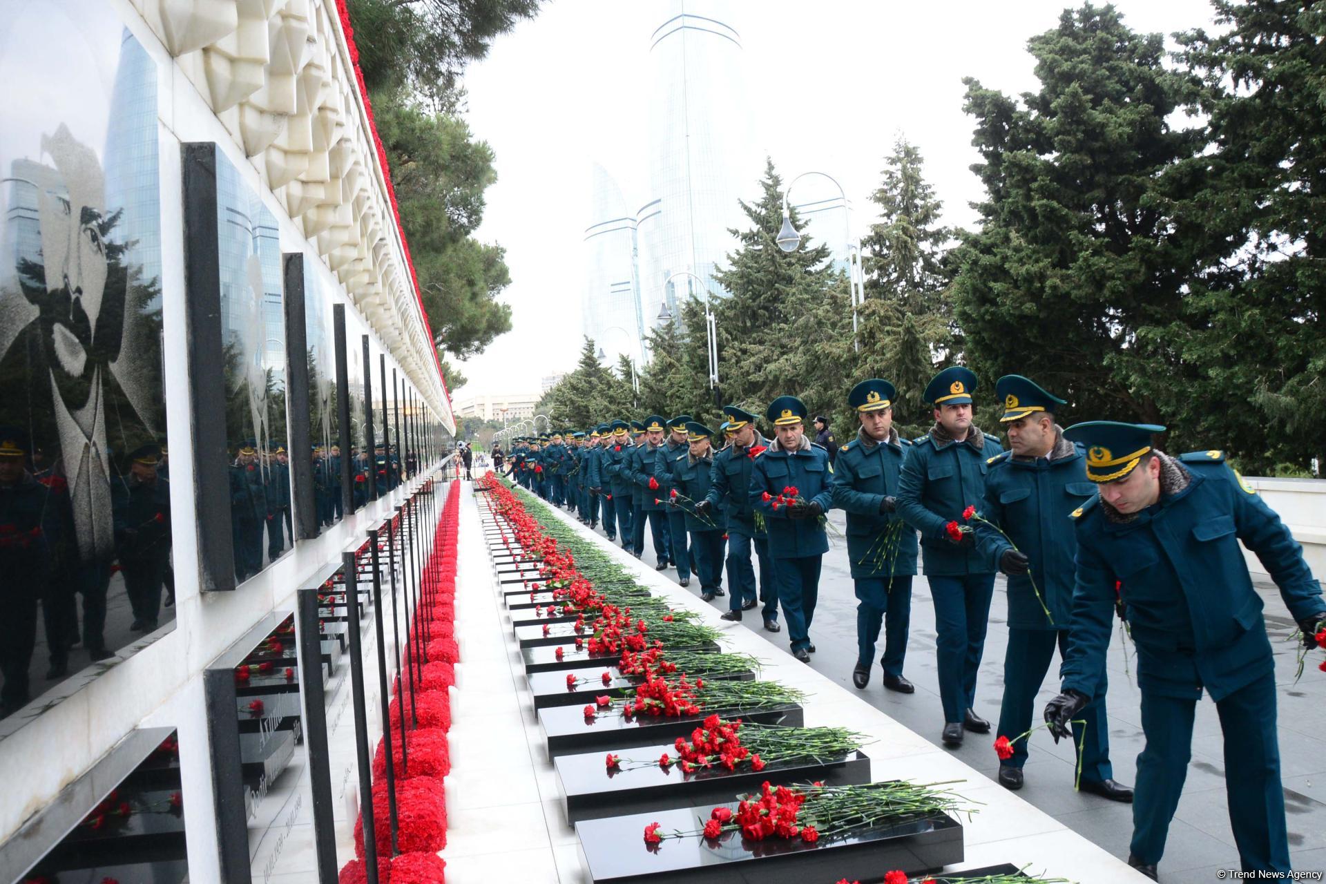 Azerbaijani public paying tribute to January 20 victims (PHOTO)