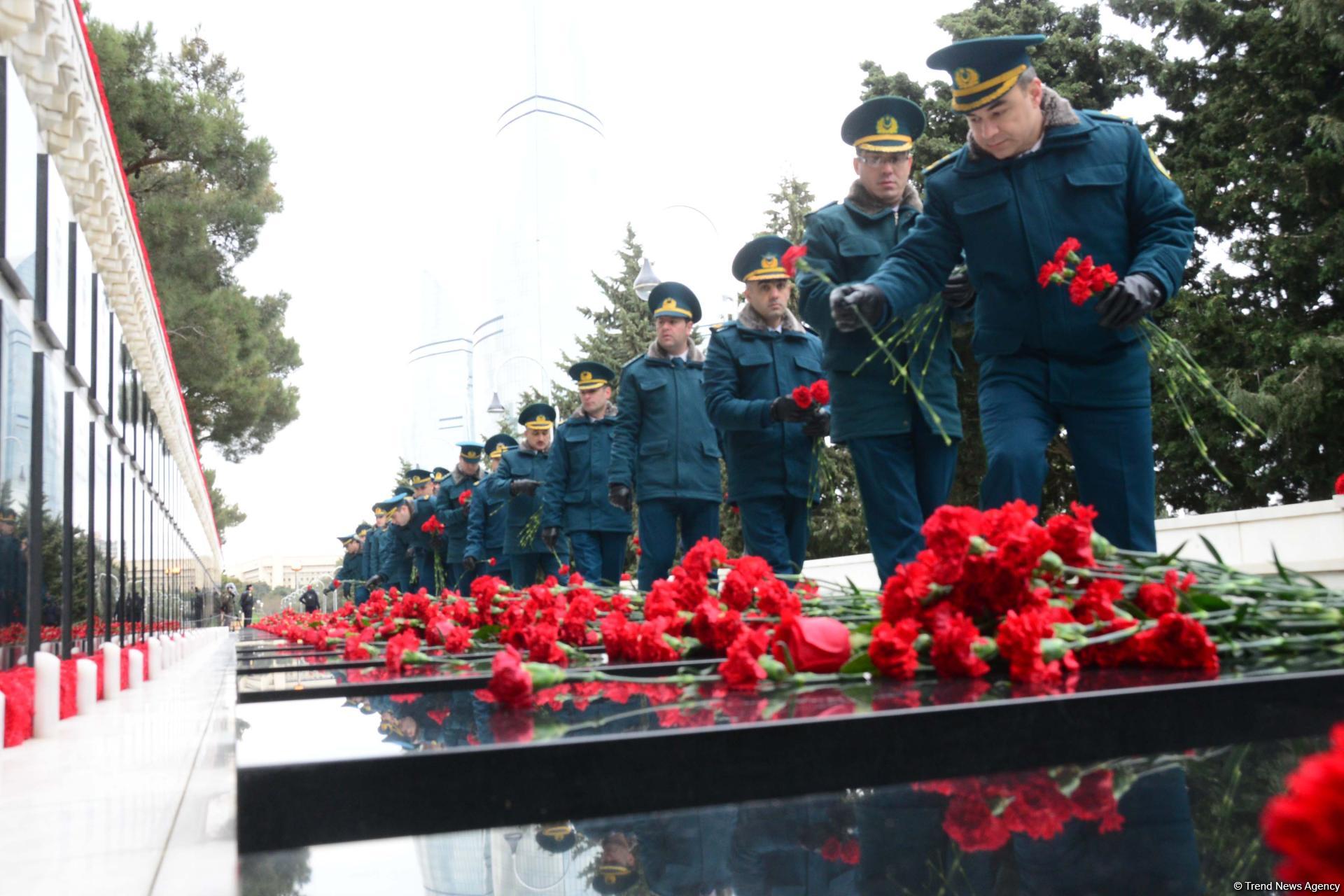 Azerbaijani public paying tribute to January 20 victims (PHOTO)