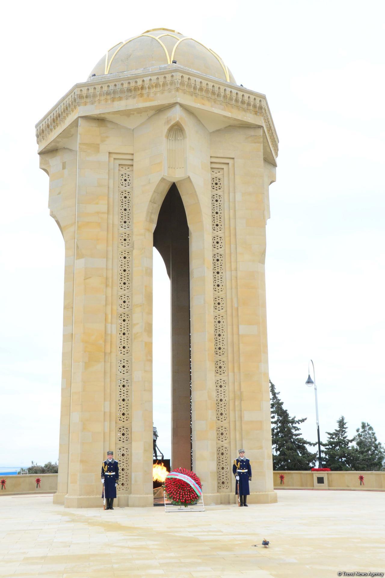 Azerbaijani public paying tribute to January 20 victims (PHOTO)