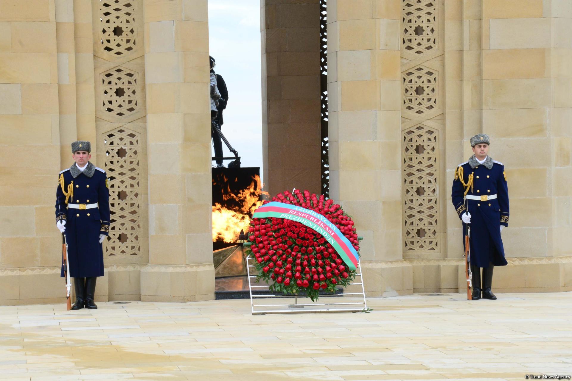 Azerbaijani public paying tribute to January 20 victims (PHOTO)