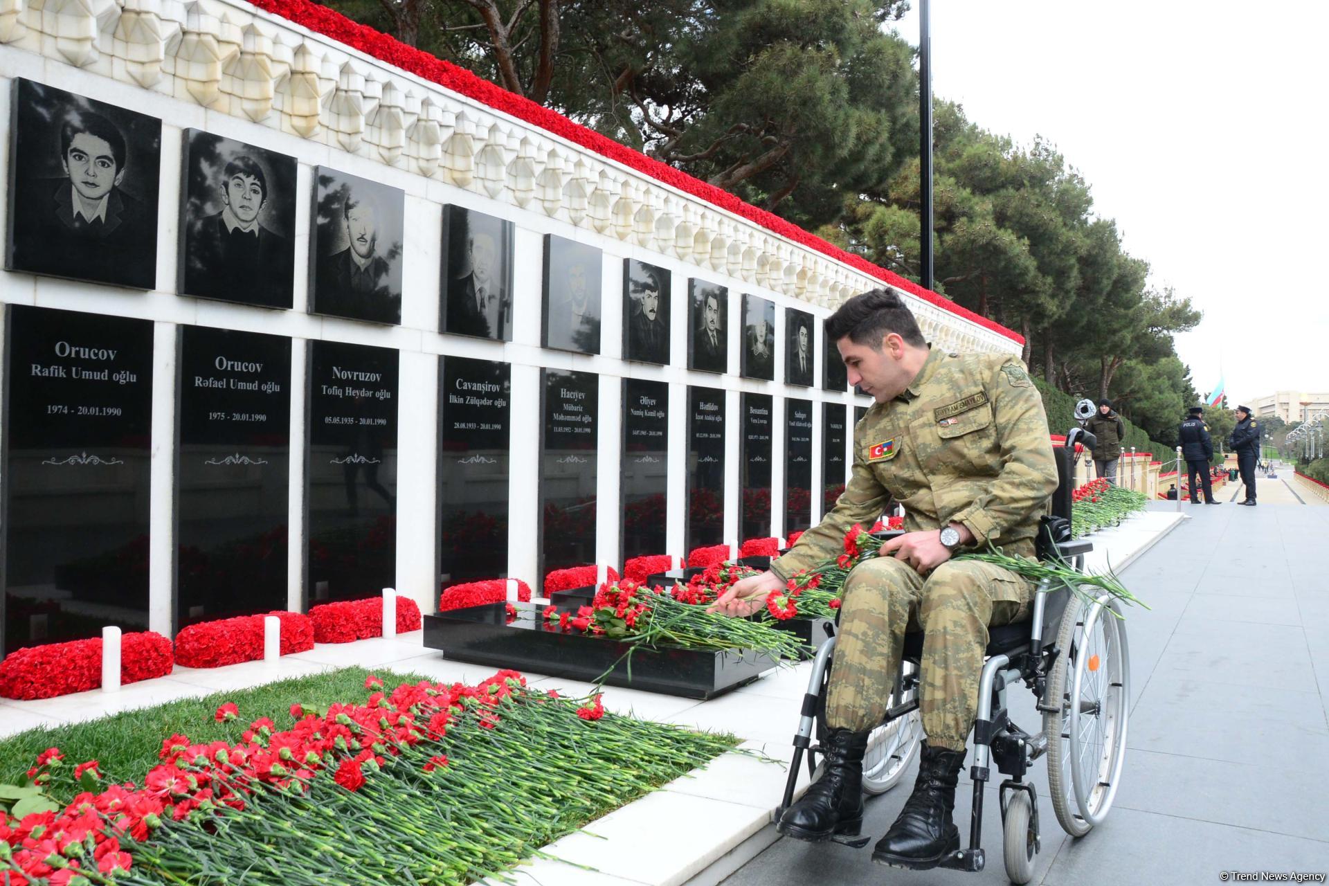 Azerbaijani public paying tribute to January 20 victims (PHOTO)