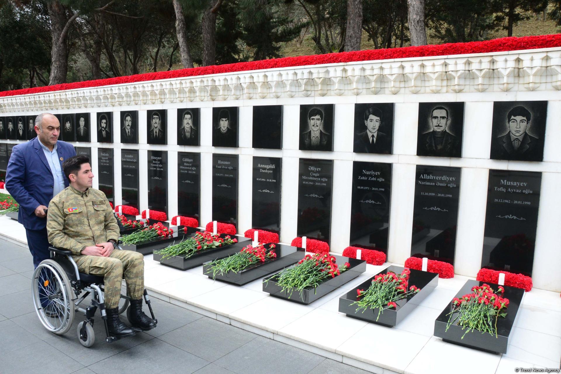 Azerbaijani public paying tribute to January 20 victims (PHOTO)