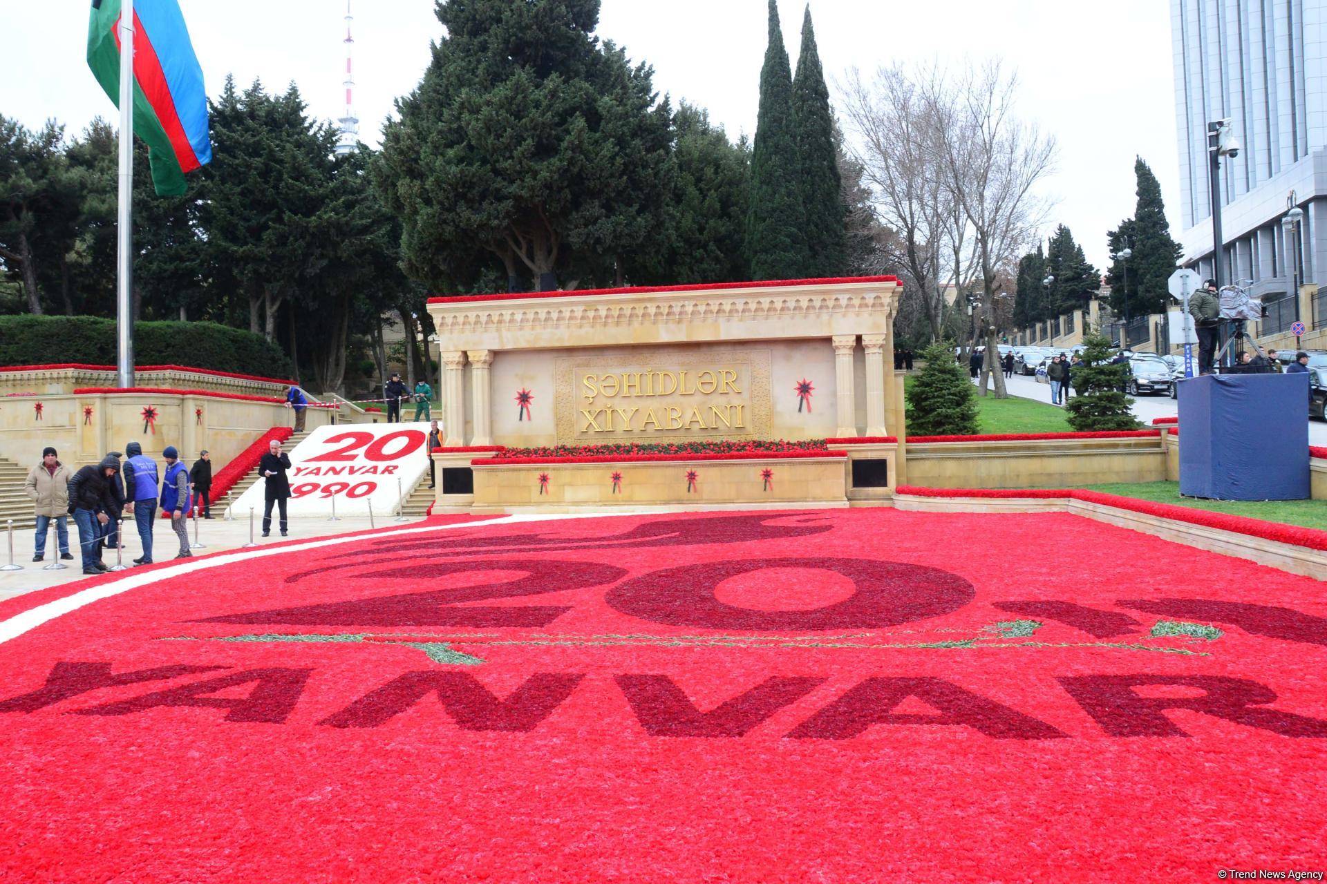 Azerbaijani public paying tribute to January 20 victims (PHOTO)