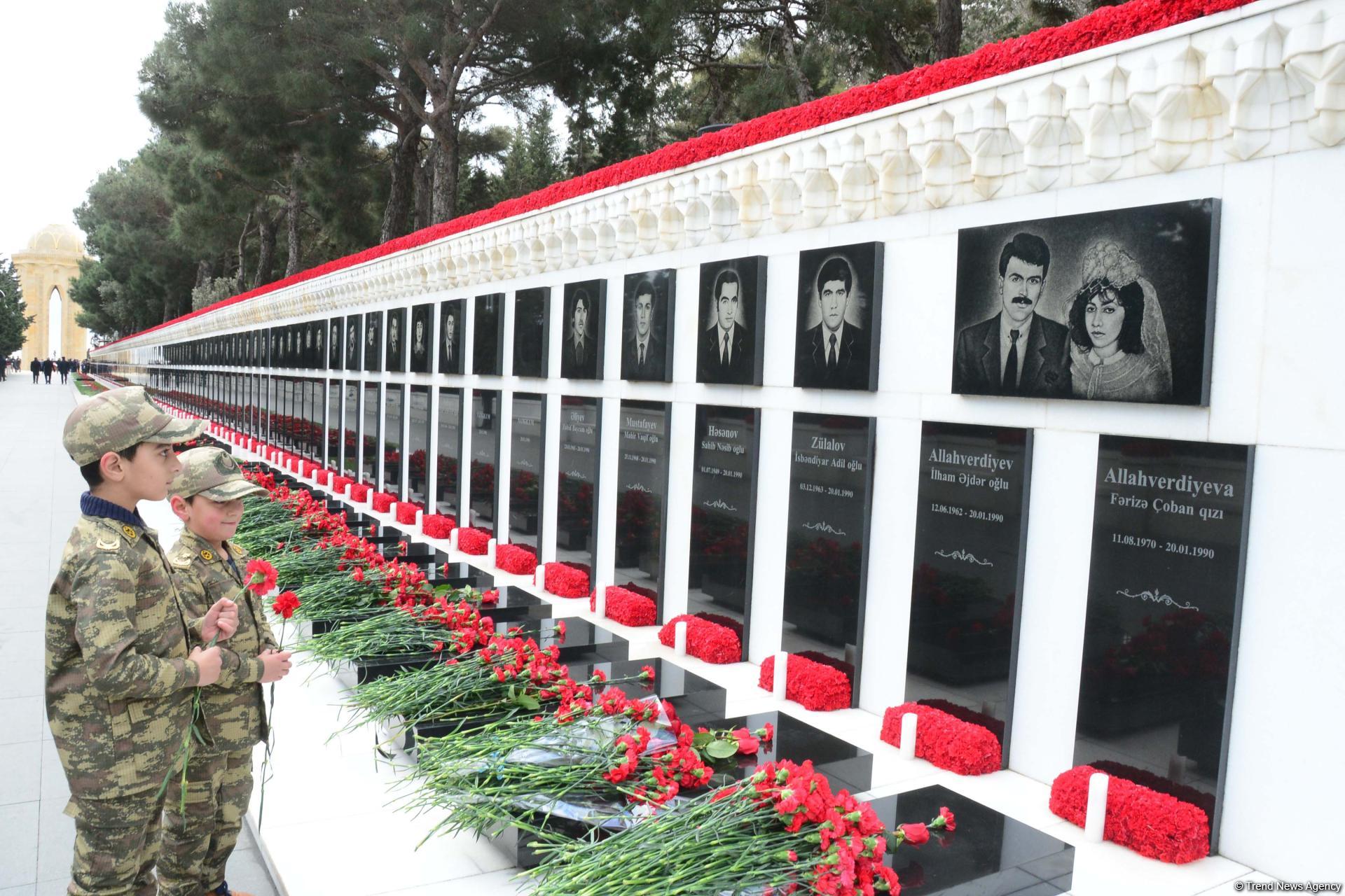 Azerbaijani public paying tribute to January 20 victims (PHOTO)