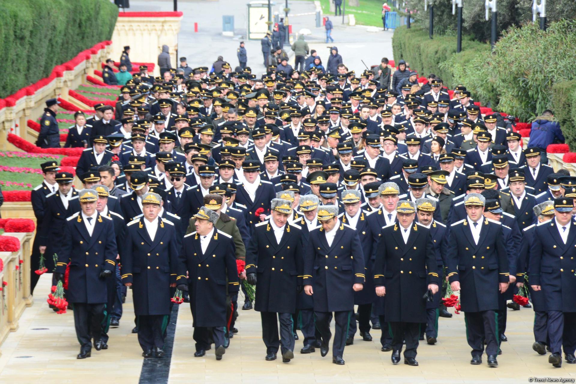 Azerbaijani public paying tribute to January 20 victims (PHOTO)