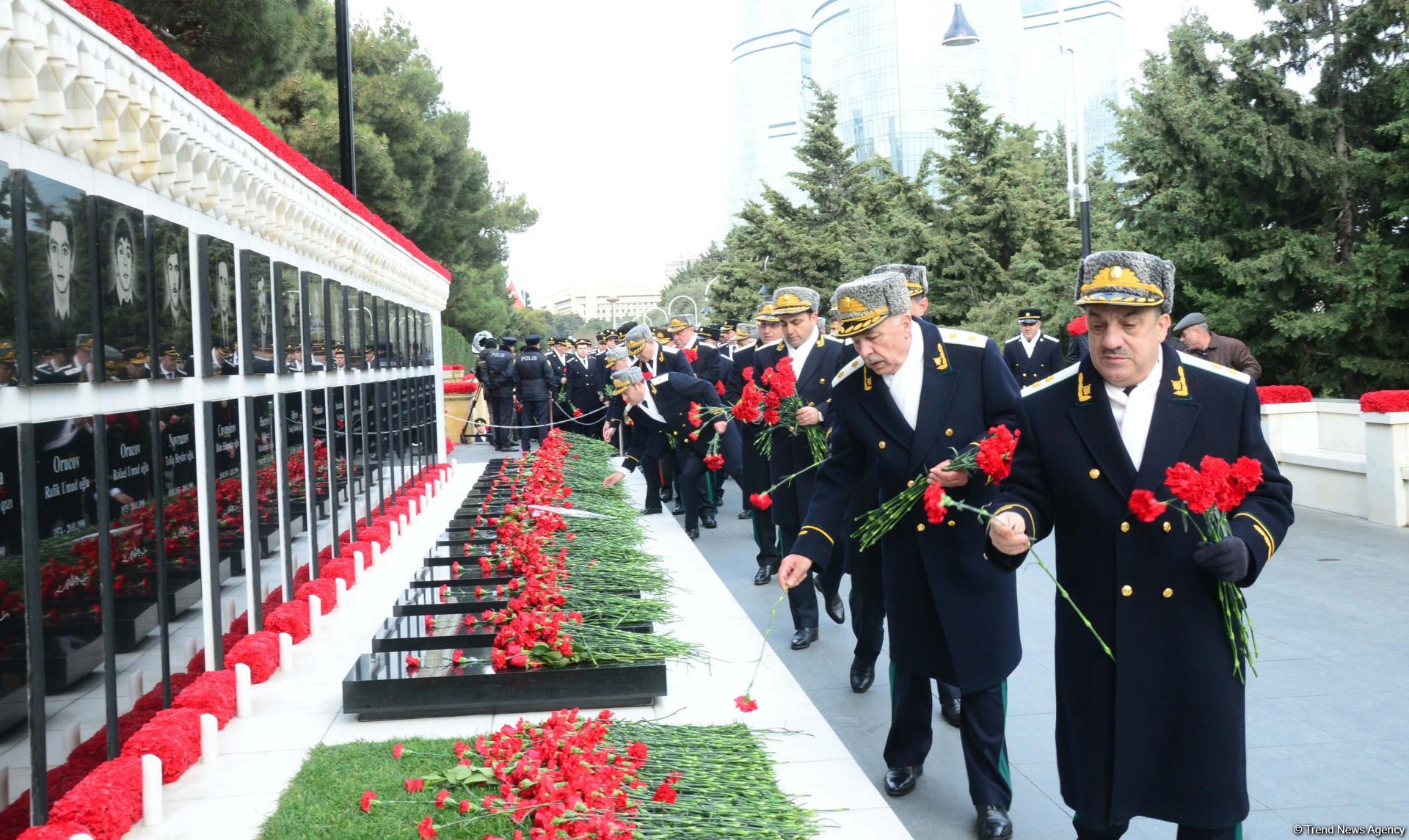Azerbaijani public paying tribute to January 20 victims (PHOTO)