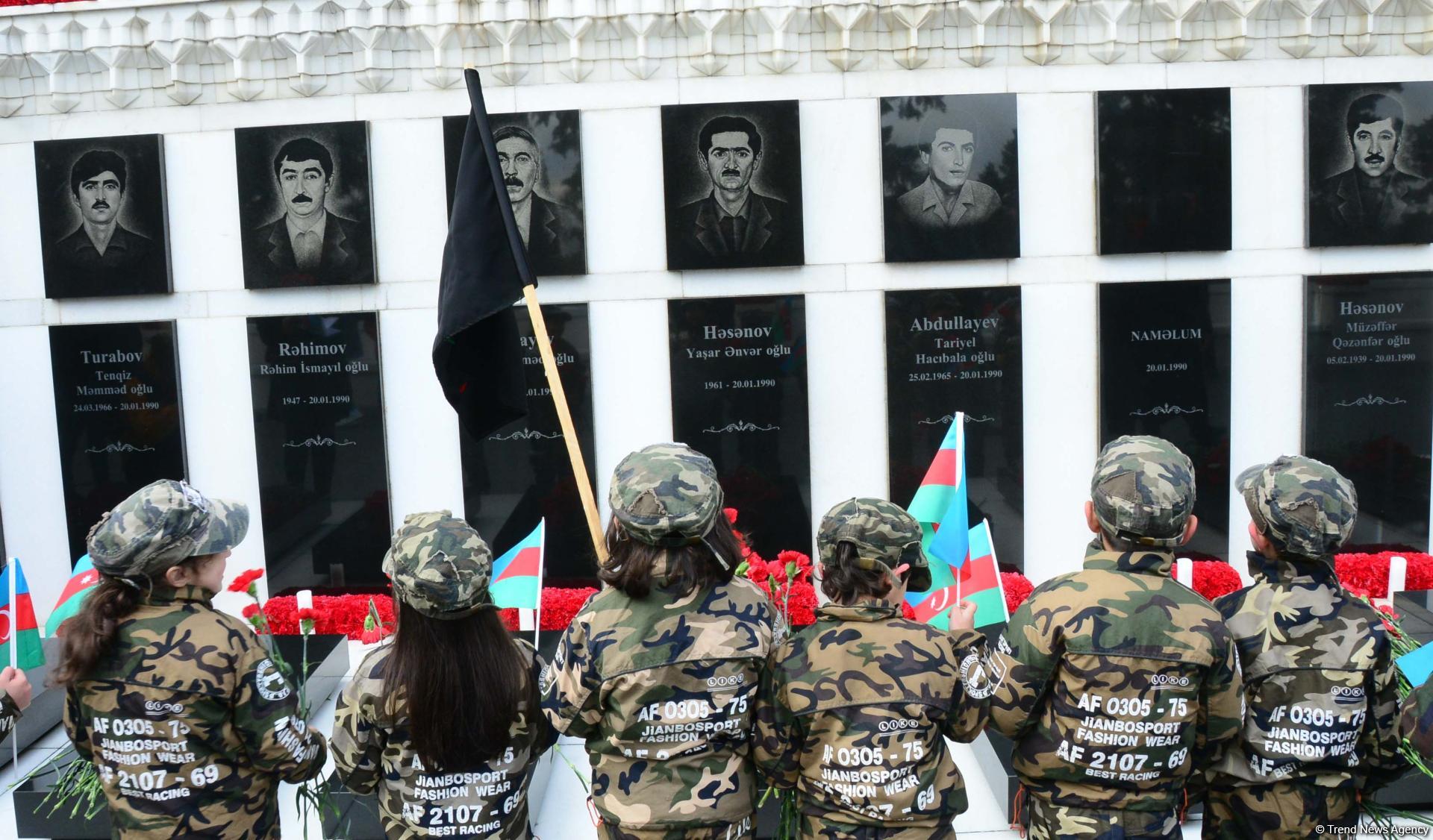 Azerbaijani public paying tribute to January 20 victims (PHOTO)