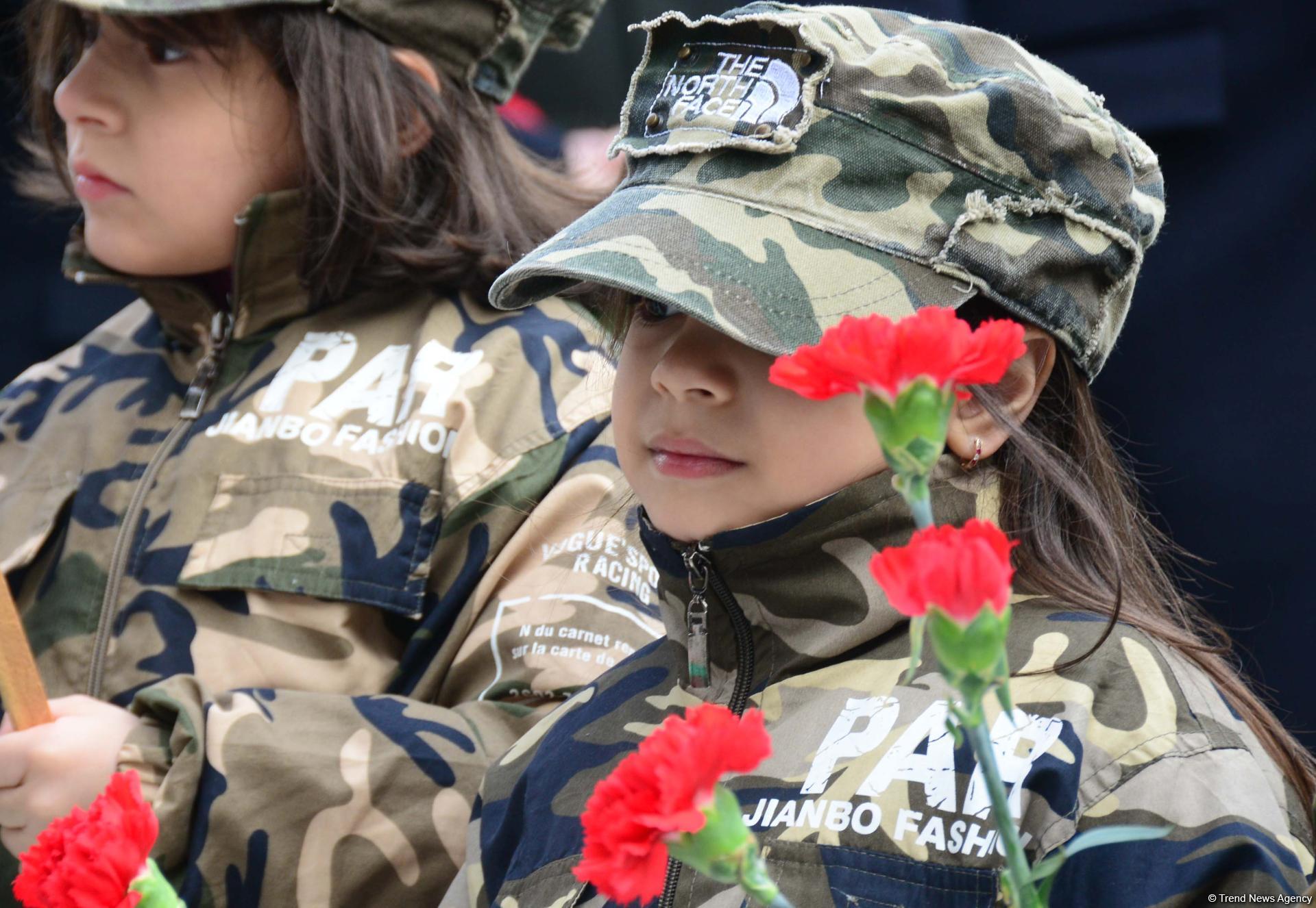Azerbaijani public paying tribute to January 20 victims (PHOTO)