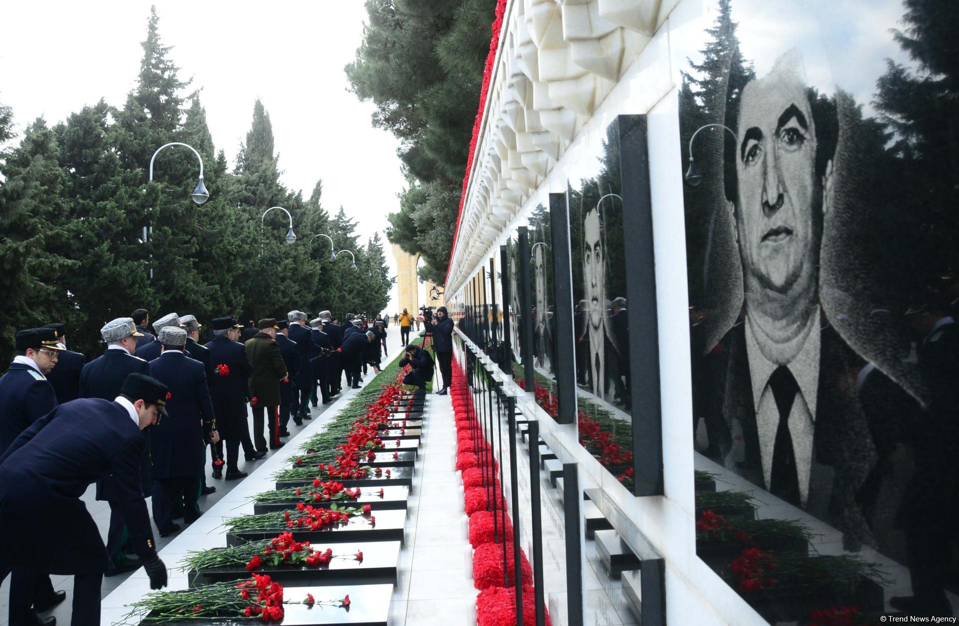 Azerbaijani public paying tribute to January 20 victims (PHOTO)