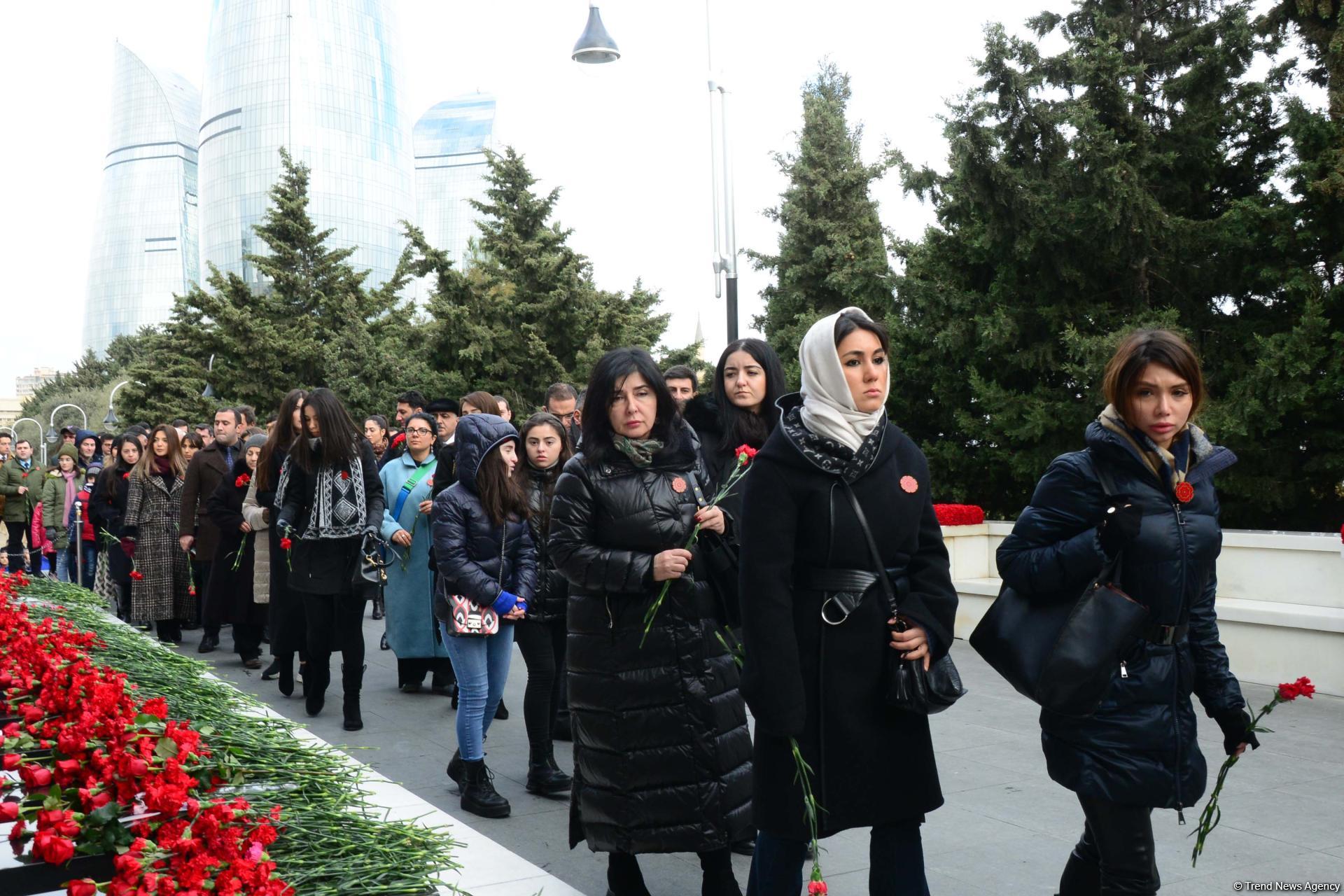 Azerbaijani public paying tribute to January 20 victims (PHOTO)