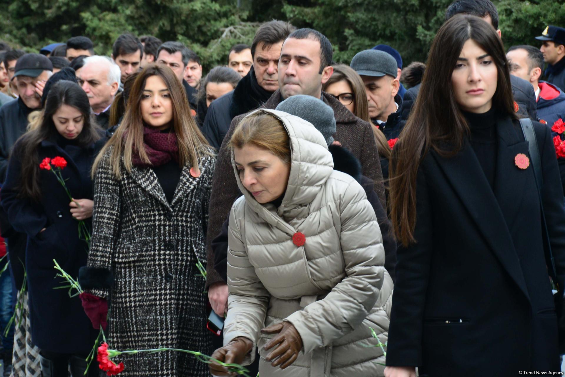 Azerbaijani public paying tribute to January 20 victims (PHOTO)