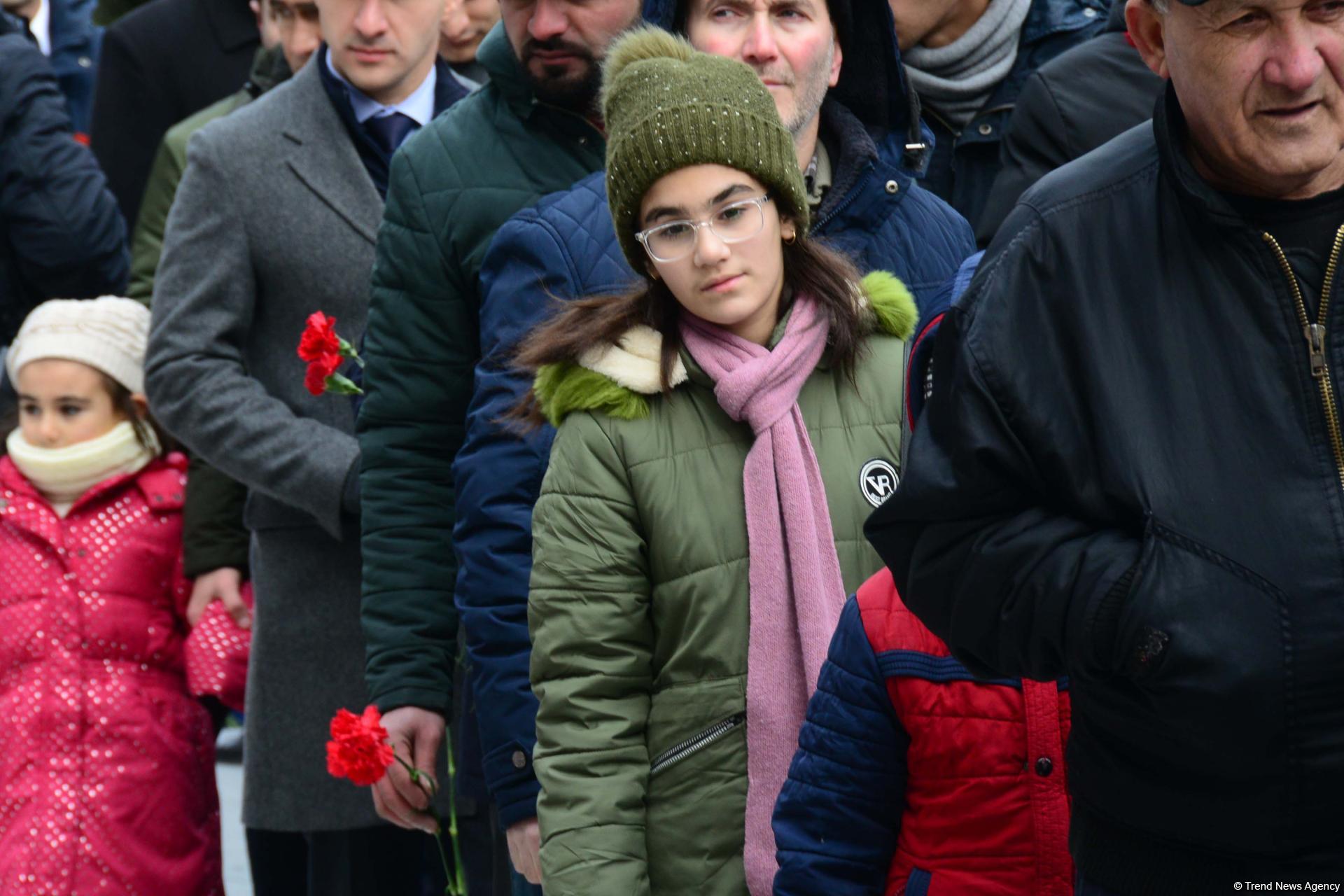 Azerbaijani public paying tribute to January 20 victims (PHOTO)