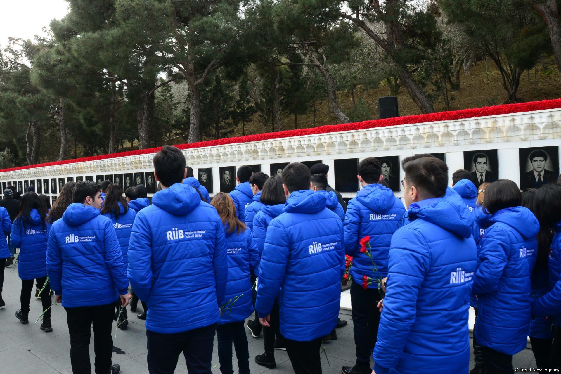 Azerbaijani public paying tribute to January 20 victims (PHOTO)