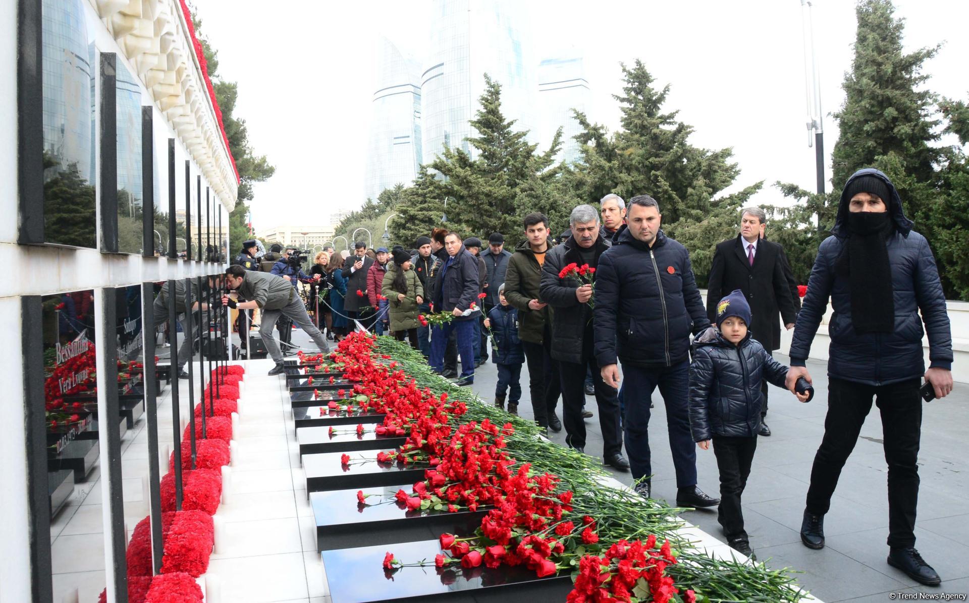 Azerbaijani public paying tribute to January 20 victims (PHOTO)