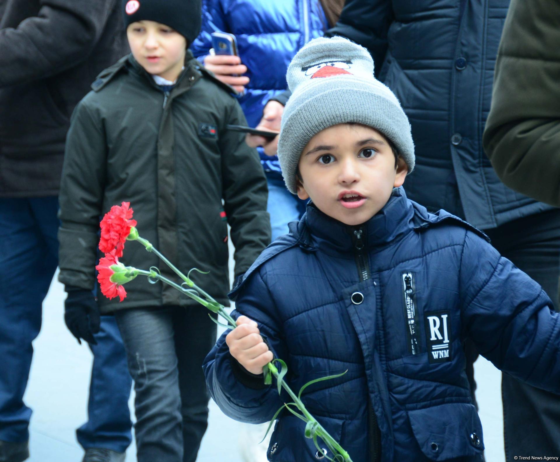 Azerbaijani public paying tribute to January 20 victims (PHOTO)