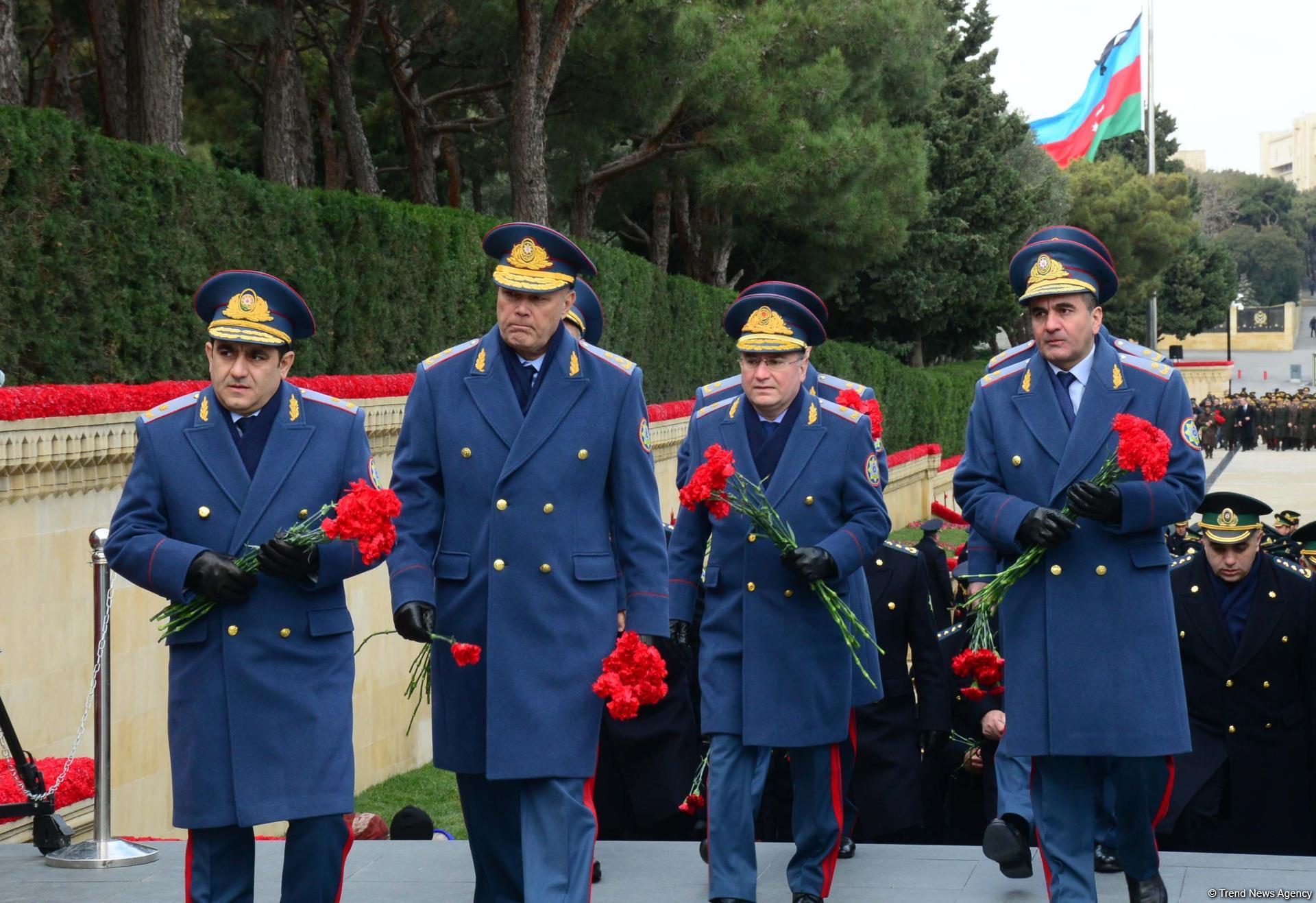 Azerbaijani public paying tribute to January 20 victims (PHOTO)